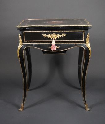 Table à ouvrage en bois noirci. A décor de laiton et filets … - Photo 1