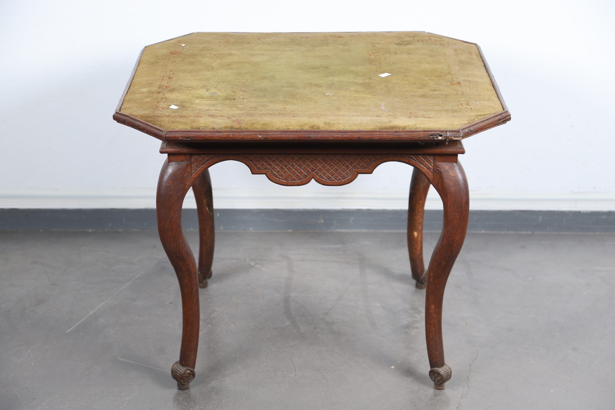 Table de jeu octogonale en chêne, la ceinture chantournée à …