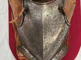 un casque accroché au mur à l'aide d'un bâton en bois