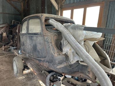 une vieille voiture en cours de réparation dans le garage