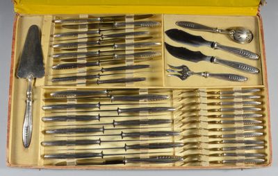 une boîte contenant tout un tas de couteaux