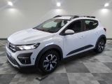 un 4x4 blanc garé dans une pièce au sol en damier