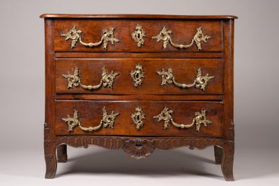 une commode ancienne avec des poignées en laiton