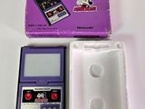 une image représentant un « Game & Watch » posé sur une table blanche