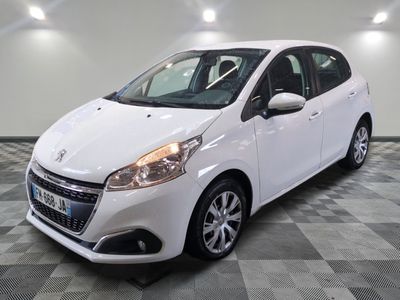 la petite voiture blanche est garée dans une grande pièce