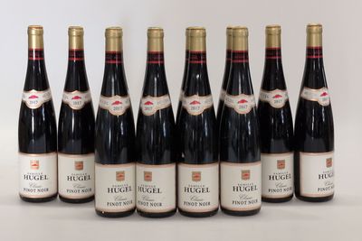 six bouteilles de vin rouge sont alignées