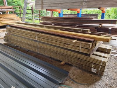 plusieurs pièces de bois sont empilées dans un entrepôt