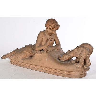 statue représentant un garçon avec un chien et un chat sur un bateau