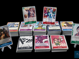 un lot de cartes posées sur une table