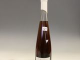 une bouteille de vin posée sur un comptoir