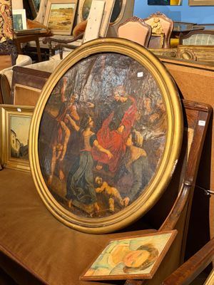 une image d'un tableau sur une table dans une pièce