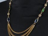 un gros plan d'un mannequin portant un collier composé de perles multicolores
