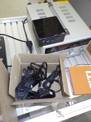 un boîtier électronique posé sur une table à côté d'un ordinateur portable