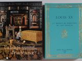 deux livres posés l'un à côté de l'autre sur une table