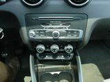 l'intérieur d'une voiture, avec le volant et les commandes du tableau de bord