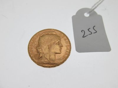 gros plan d'une pièce de monnaie portant une étiquette de prix