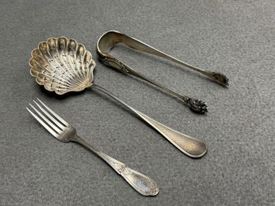 Pelle saupoudreuse et pince à sucre en argent.