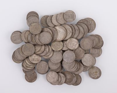 une pile de pièces d'argent sur une surface blanche
