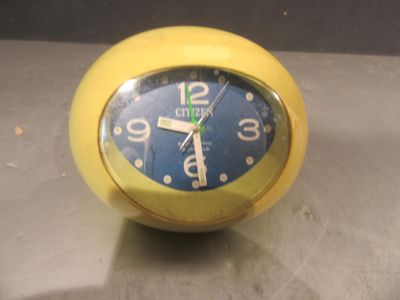 une horloge jaune posée sur un comptoir