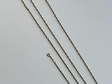 un collier en or auquel est attachée une chaîne
