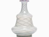 un vase en verre orné d'une bande rouge, blanche et bleue sur le haut