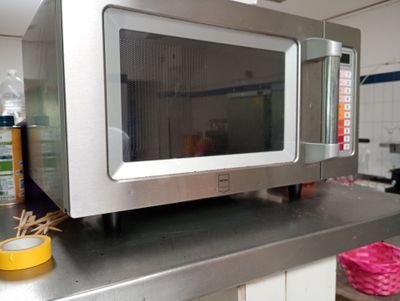 un micro-ondes posé sur un comptoir dans une cuisine