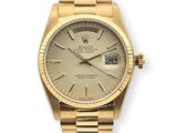 une montre Rolex en or avec des chiffres romains et des chiffres romains