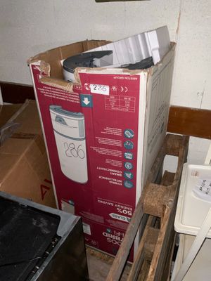 une boîte sur laquelle est posé un micro-ondes, dans une pièce