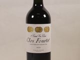 une bouteille de vin posée sur une table