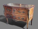 une commode en bois surmontée d'un miroir