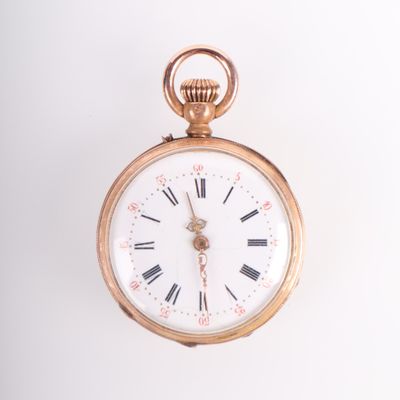une montre de poche en or avec des chiffres romains sur le cadran