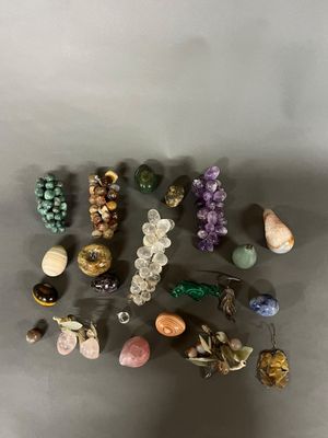 un gros plan sur un assortiment de perles de différentes couleurs posées sur une table