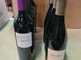 deux bouteilles de vin posées l'une à côté de l'autre sur une table