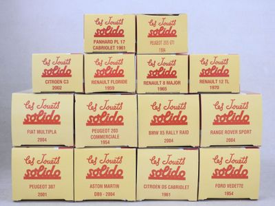 plusieurs cartons de sodas empilés les uns sur les autres sur une table
