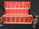une boîte rouge contenant plusieurs verres à vin
