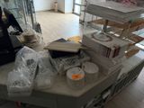 une table sur laquelle sont disposés de nombreux articles dans un magasin