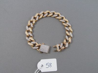 un gros plan sur un bracelet et une étiquette posés sur une table