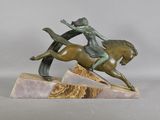 statue d'une femme à cheval, posée sur un socle en marbre