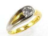 Gros plan sur une bague surmontée d'un diamant