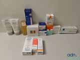 de nombreux types de produits de soins de la peau sur la table