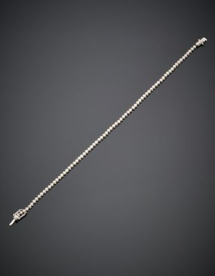 BRACELET fin en platine (950°/°°) serti d'un alignement de d…