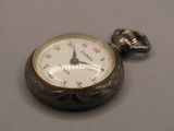 une petite montre de poche munie d'une chaîne