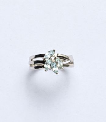 gros plan d'une bague en diamant sur une surface blanche