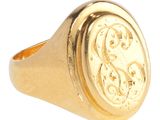 une image représentant une bague-sceau en or ornée d'un monogramme