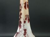 un vase avec un motif floral sur une table