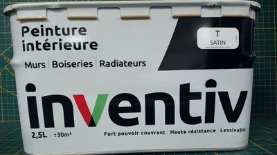 une photo d'une boîte Inventiti posée sur une table