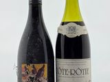 deux bouteilles de vin posées l'une à côté de l'autre sur une table