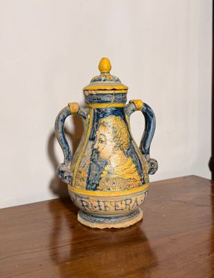 un vase bleu et jaune posé sur une table en bois