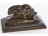 sculpture en bronze représentant un lapin posé sur un rocher, sur fond blanc