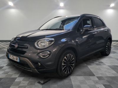 un SUV Fiat gris garé sur un sol à damier dans un garage